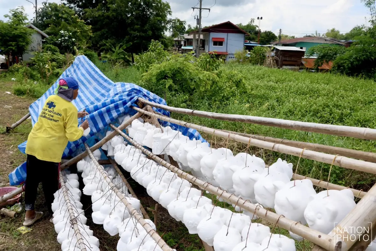 กระทบหนัก น้ำท่วม บ้านจิกสามร้อย จ.พิจิตร แหล่งผลิตกระปุกออมสินรายใหญ่