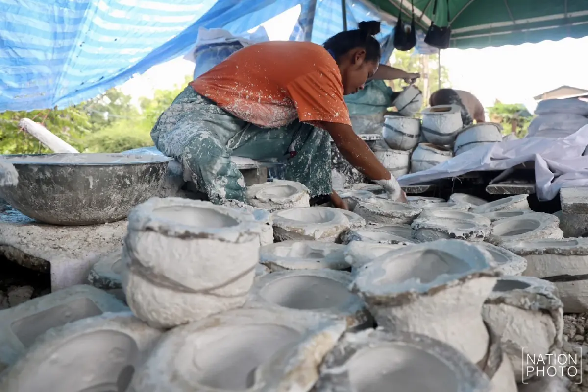 กระทบหนัก น้ำท่วม บ้านจิกสามร้อย จ.พิจิตร แหล่งผลิตกระปุกออมสินรายใหญ่