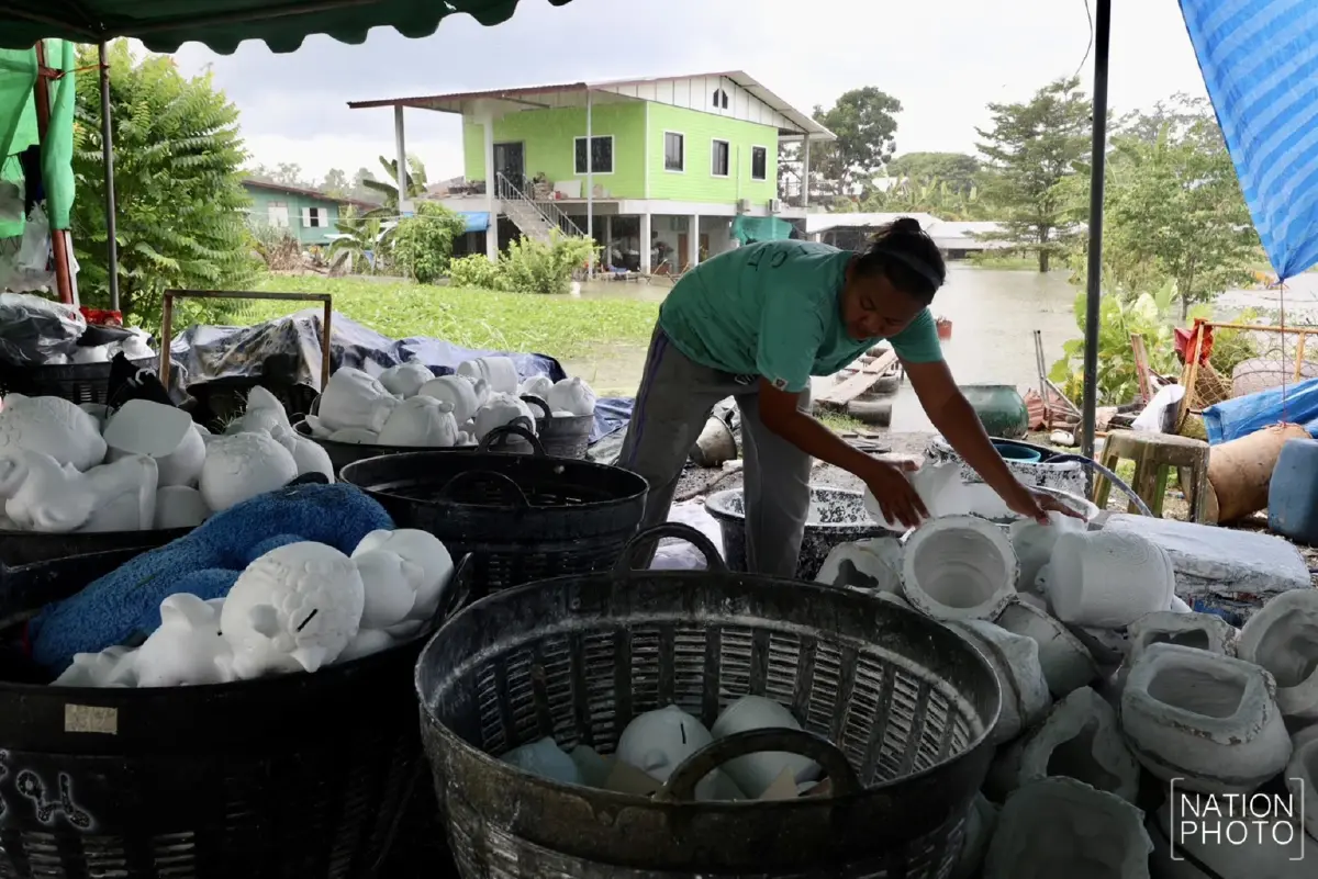 กระทบหนัก น้ำท่วม บ้านจิกสามร้อย จ.พิจิตร แหล่งผลิตกระปุกออมสินรายใหญ่