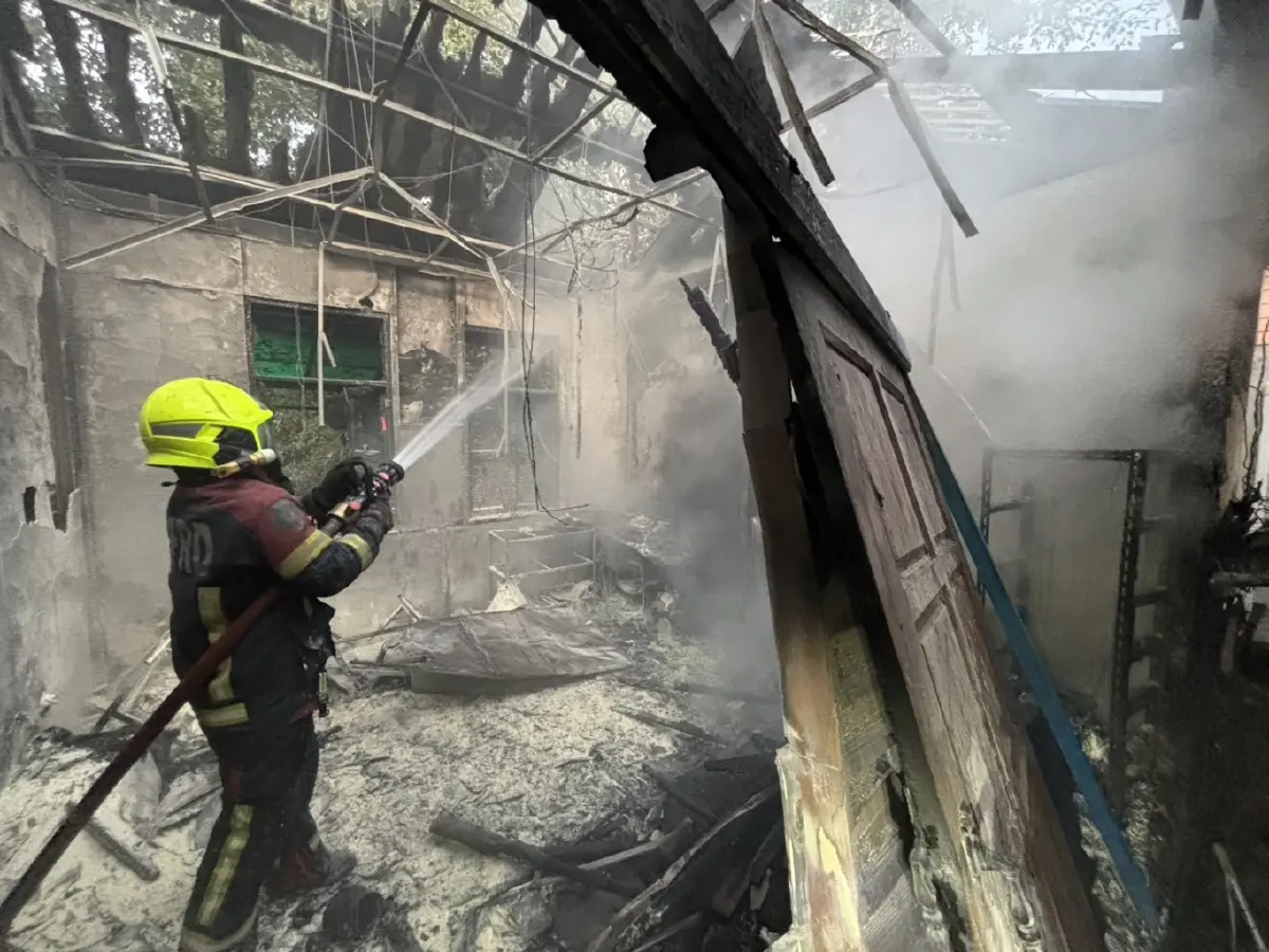 ไฟไหม้บ้านเรือนประชาชน โหมบ้านไม้เก่าวอดวาย ซอยเสรีไทย 20 กทม.