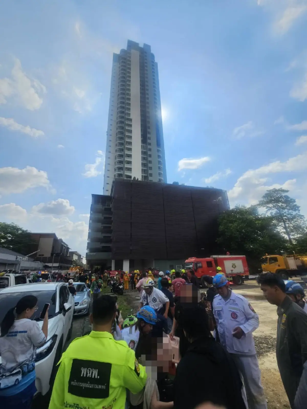 ด่วน ไฟไหม้คอนโดสูง 38 ชั้น ตรงข้ามห้างดังปิ่นเกล้า คนติดค้างอื้อ