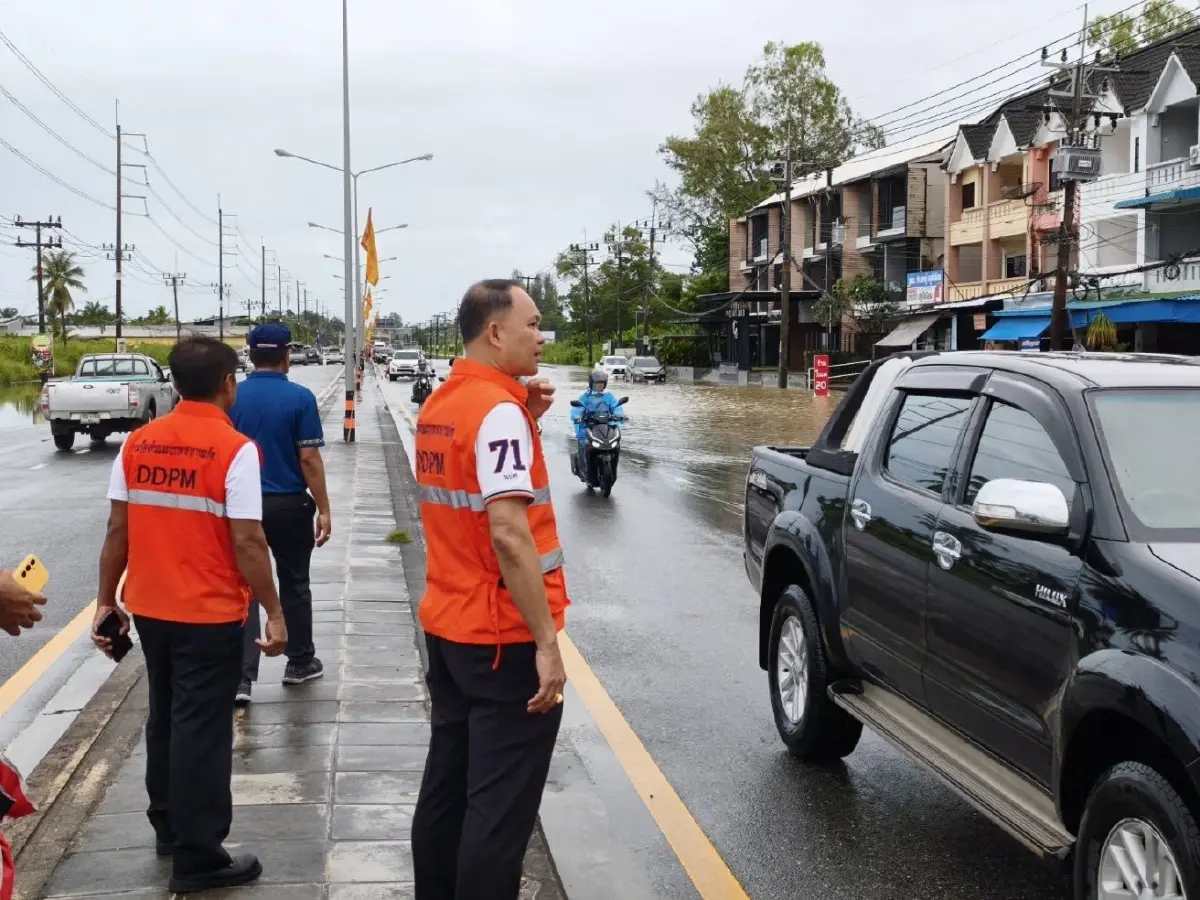 สั่งเร่งระบายน้ำ ฝนตกหนักพายุ 'เฟิงเฉิน' น้ำท่วมขังพังงา