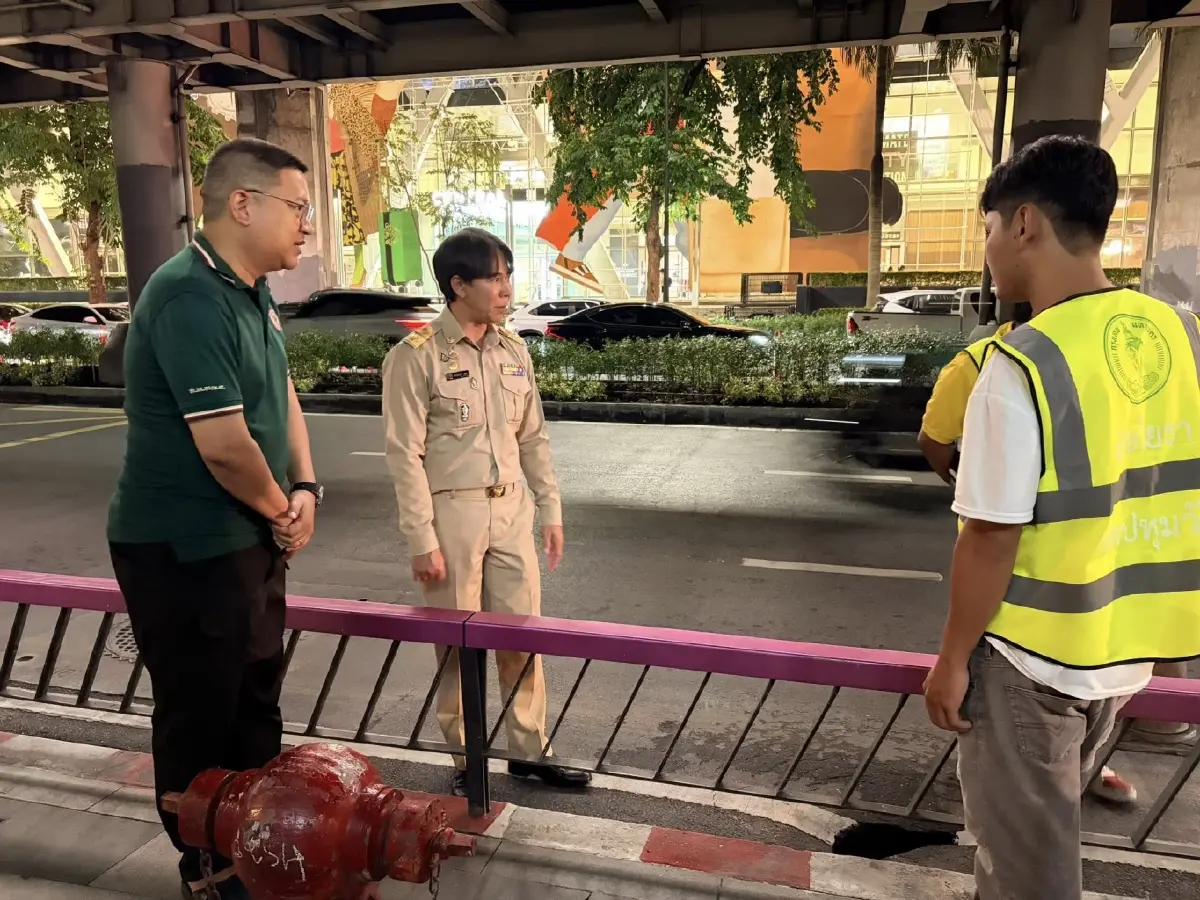 ผู้ใช้รถระทึก! เจออีกจุด "หลุมยุบ" ถนนพระราม 1 หน้า รพ.ตำรวจ จนท.เร่งแก้ไข