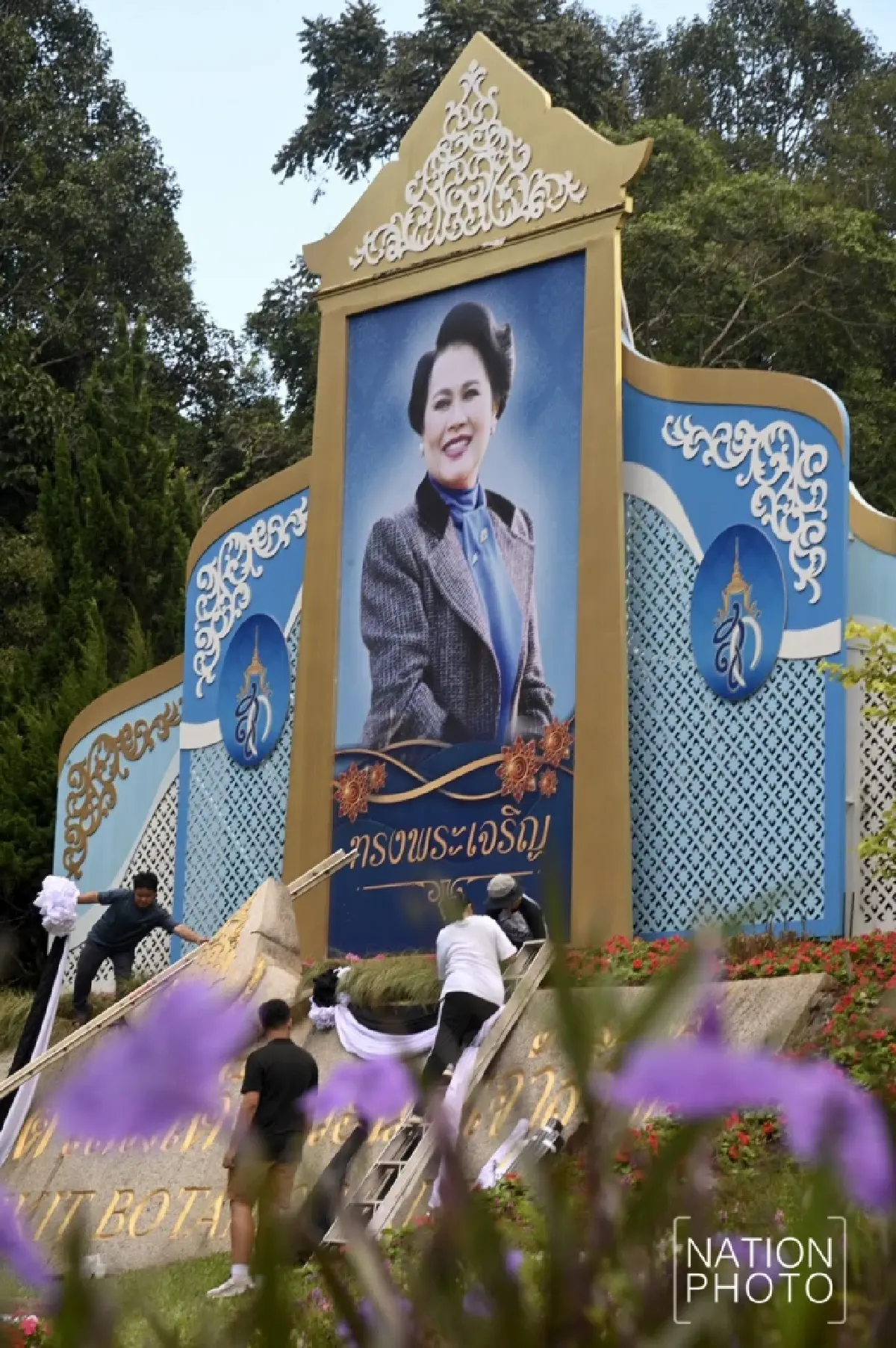 สวนพฤกษศาสตร์สมเด็จพระนางเจ้าสิริกิติ์ ประดับผ้าขาว-ดำ แสดงความอาลัย พระพันปีหลวง