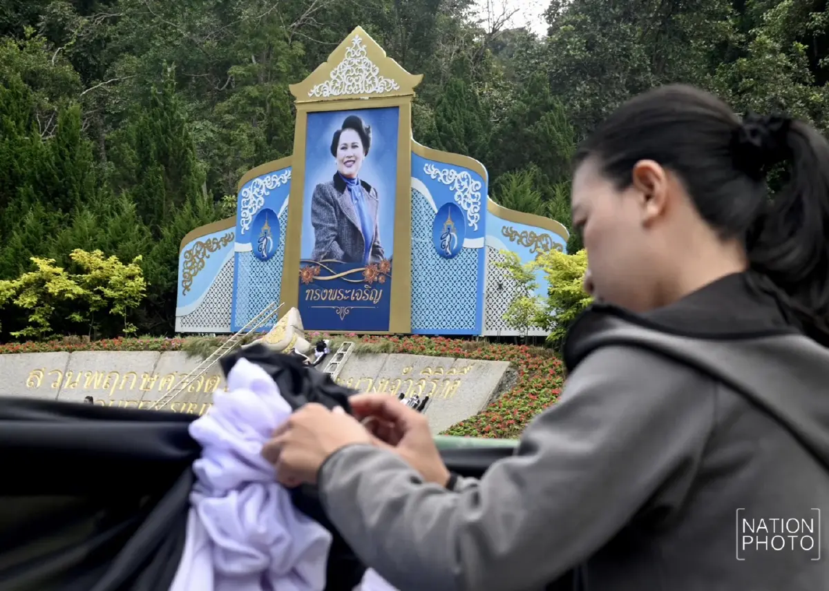 สวนพฤกษศาสตร์สมเด็จพระนางเจ้าสิริกิติ์ ประดับผ้าขาว-ดำ แสดงความอาลัย พระพันปีหลวง