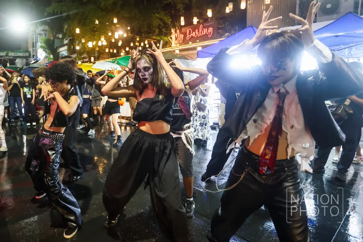 สุดหลอน ฮาโลวีนถนนข้าวสาร นักท่องเที่ยวคึกคัก แม้งดพาเหรด-ลดเสียงเพลง