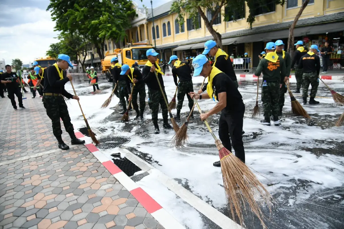 กทม. - จิตอาสา เตรียมความพร้อมเส้นทางเคลื่อนพระบรมศพ 'สมเด็จพระพันปีหลวง'