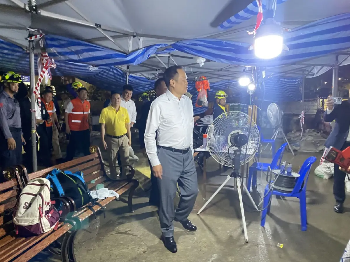 อนุทิน บุกตรวจถนนสามเสนทรุด ลงเดินได้ ย้ำต้องปลอดภัย ก่อนเปิดใช้