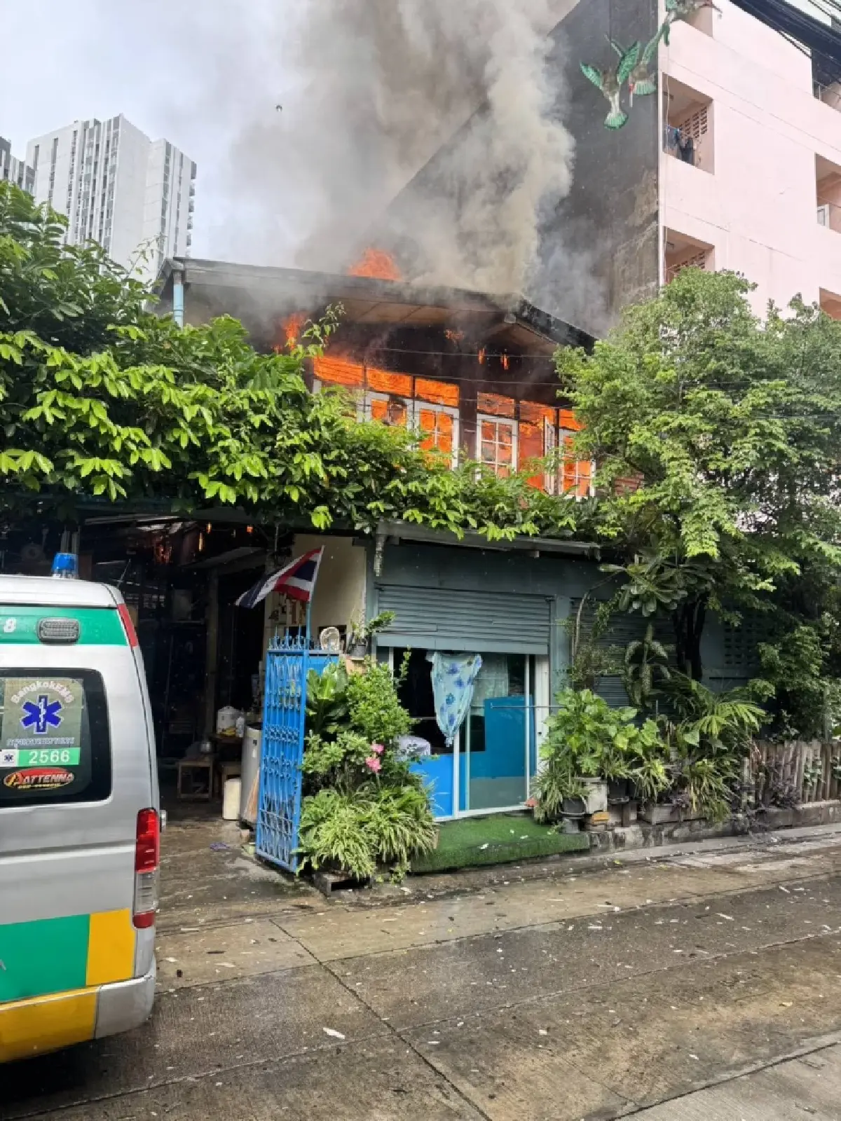 ด่วน ไฟไหม้บ้าน ซอยประชาอุทิศ 14 ห้วยขวาง เร่งระดมฉีดน้ำ ดับเพลิง