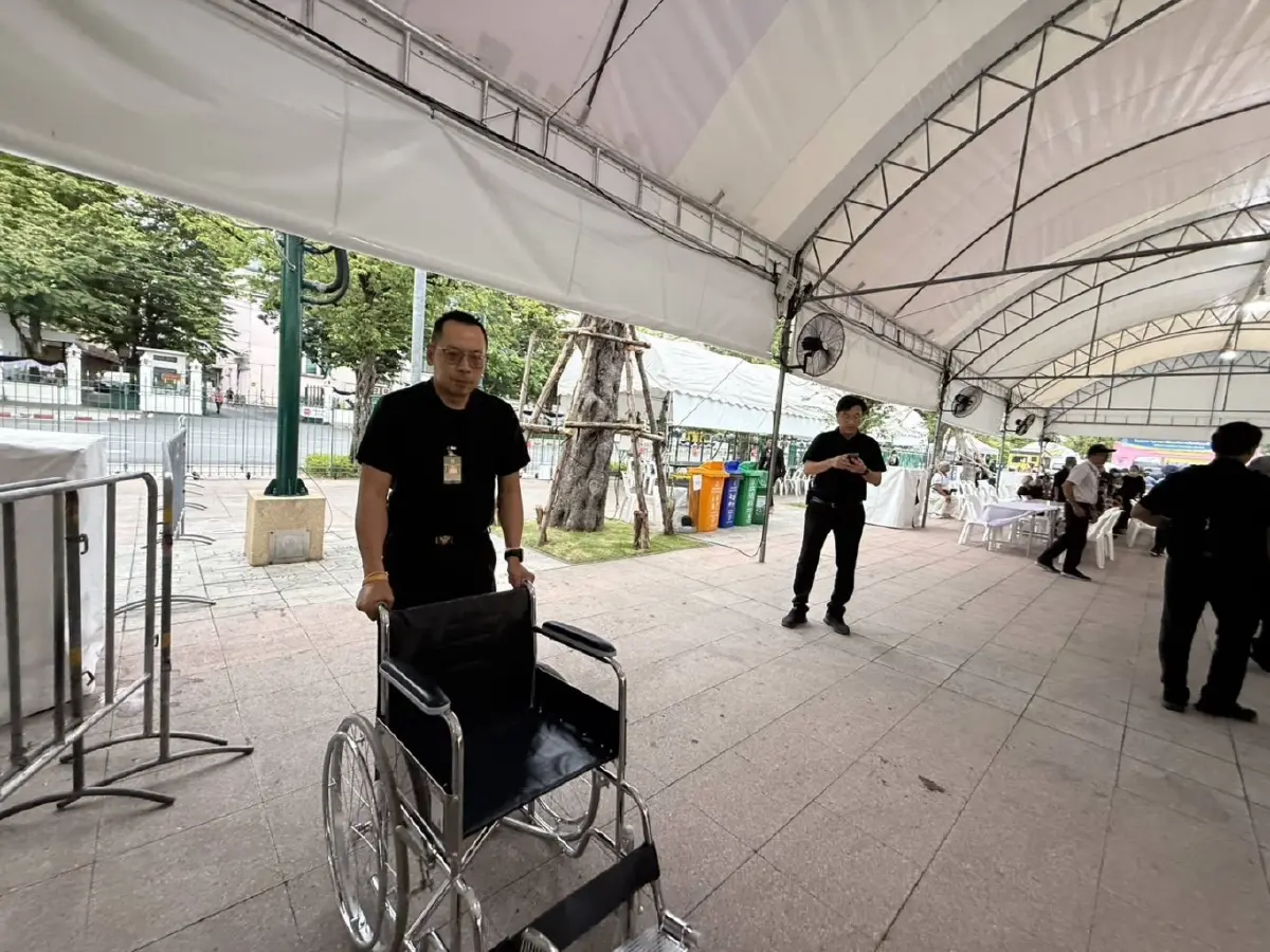 ประชาชนทยอย ถวายสักการะพระบรมศพ พระพันปีหลวง ในพระบรมมหาราชวัง