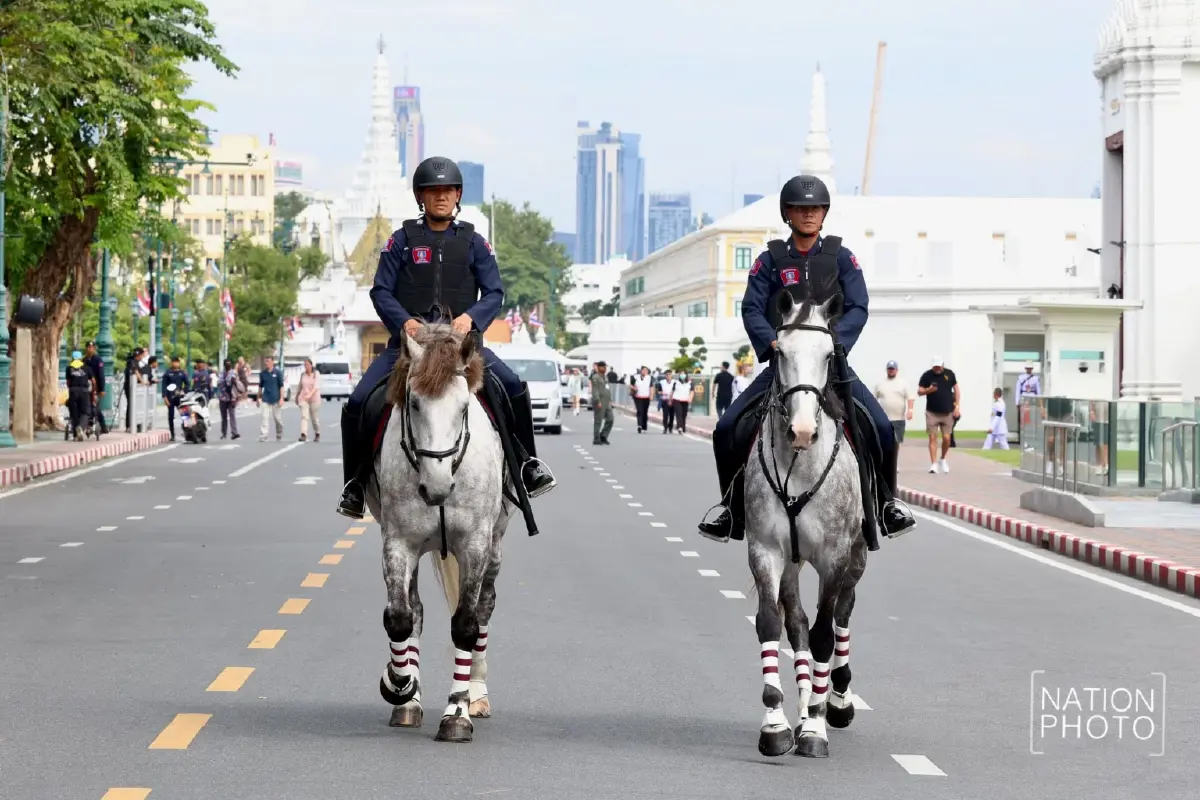 พสกนิกรหลั่งไหล สักการะพระฉายาลักษณ์ สมเด็จพระพันปีหลวง วันที่ 2