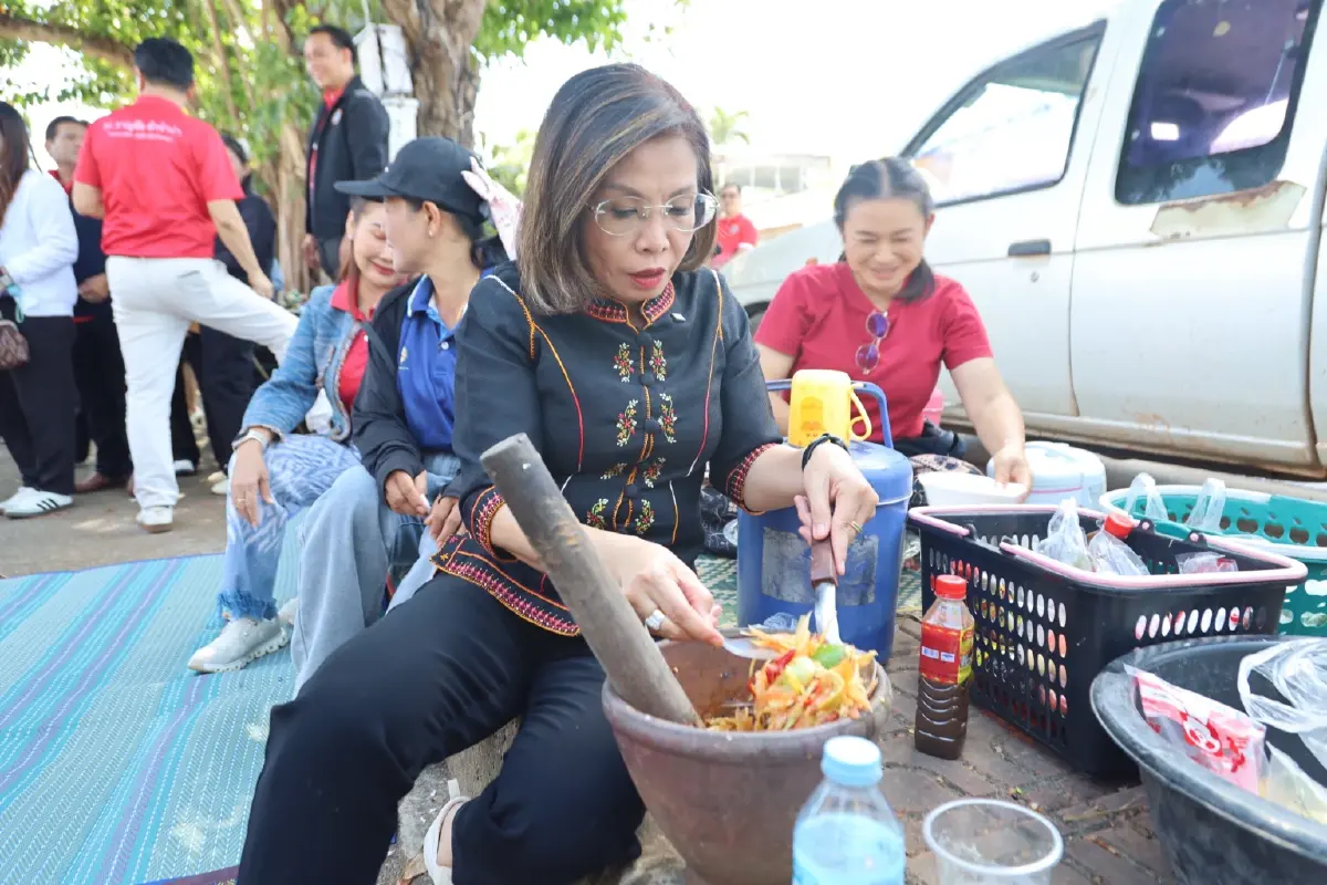 ‘มนพร’ให้กำลังใจศิลปินเรือไฟนครพนม โชว์งานวันออกพรรษา