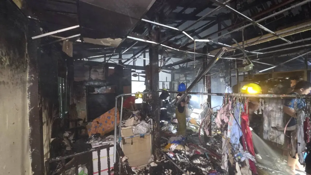 ไฟไหม้บ้านไม้ 2 หลังติดกัน ซอยริมทางรถไฟ 2 ธนบุรี เร่งดับเพลิงวุ่น