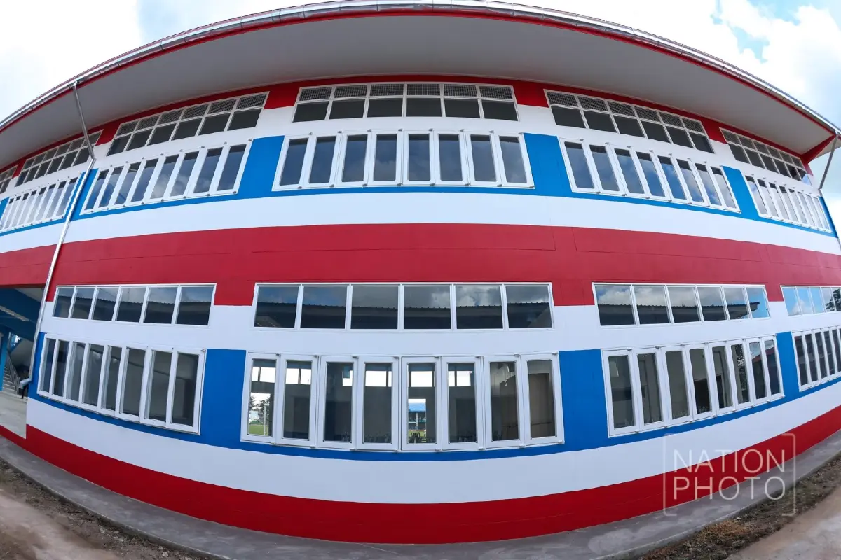 ทาสีด้วยหัวใจรักชาติ! ยลโฉมอาคารเรียนใหม่ โรงเรียนปราสาท จ.สุรินทร์