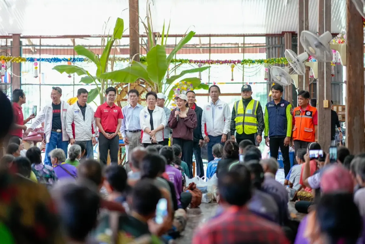 'แพทองธาร' นำสส.พท. เยี่ยมชาวอุตรดิตถ์ บอกเห็นใจเจอน้ำท่วมหนัก