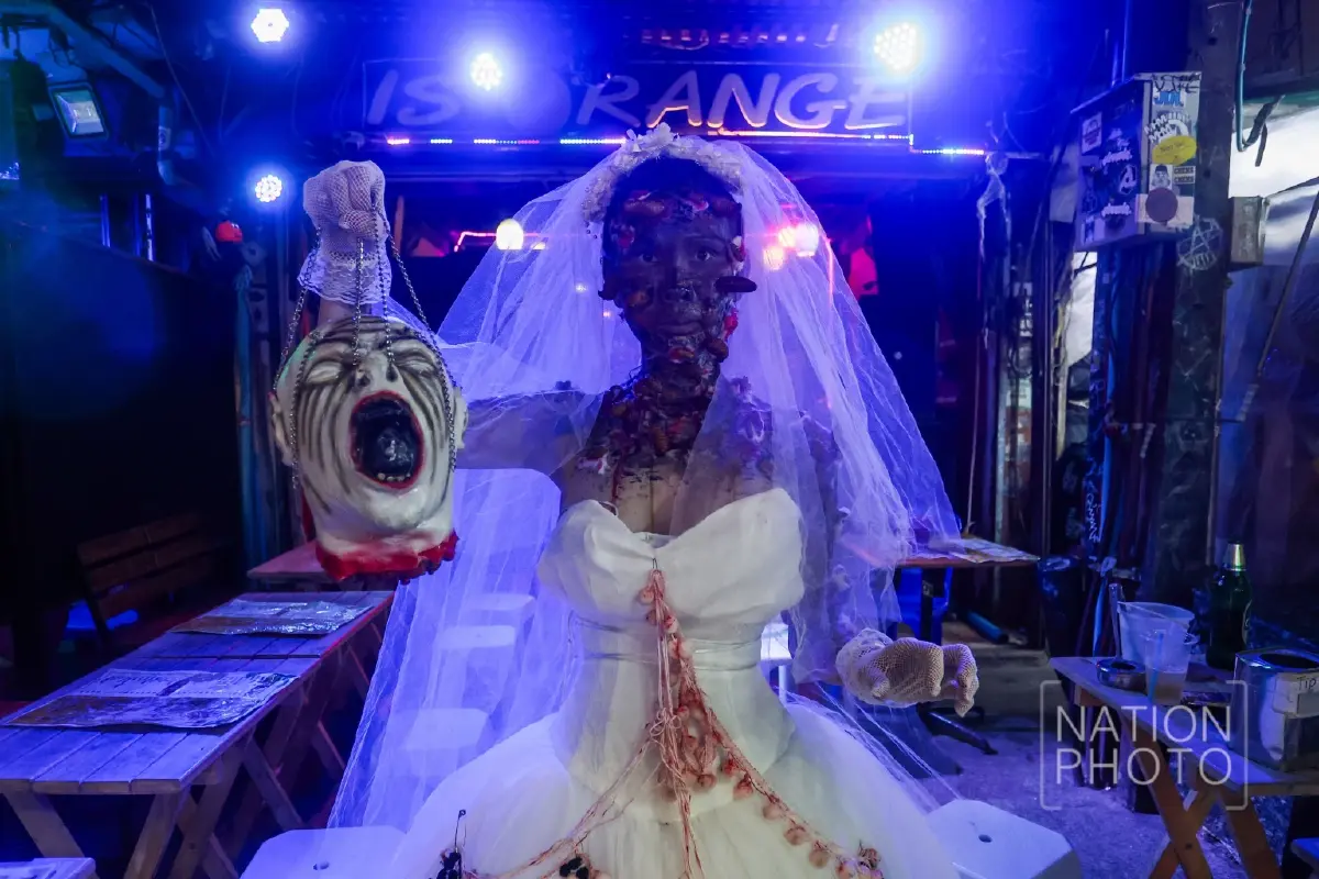 สุดหลอน ฮาโลวีนถนนข้าวสาร นักท่องเที่ยวคึกคัก แม้งดพาเหรด-ลดเสียงเพลง