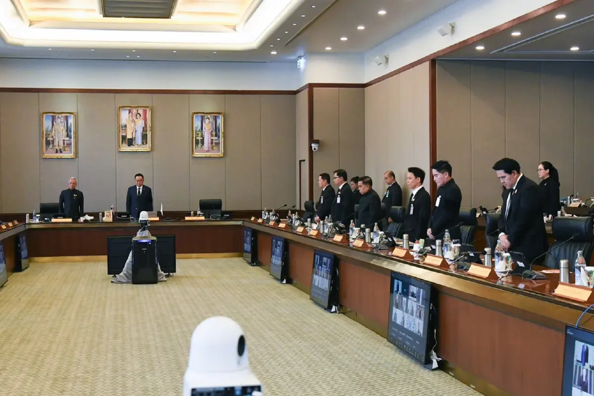 นายกฯ นำ ครม. ยืนไว้อาลัย 'พระพันปีหลวง'  ให้ประชาชนถวายน้ำสรงพระบรมศพ 26 ต.ค.