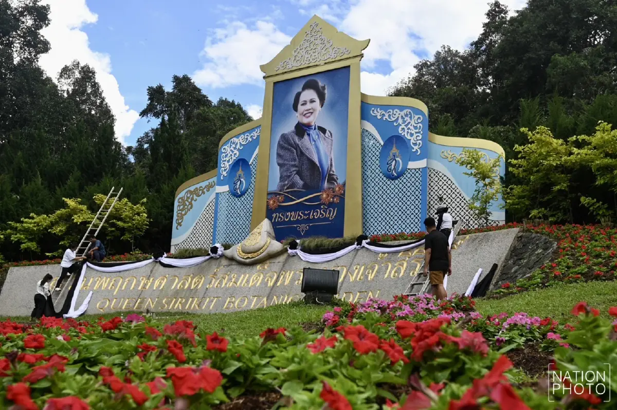 สวนพฤกษศาสตร์สมเด็จพระนางเจ้าสิริกิติ์ ประดับผ้าขาว-ดำ แสดงความอาลัย พระพันปีหลวง