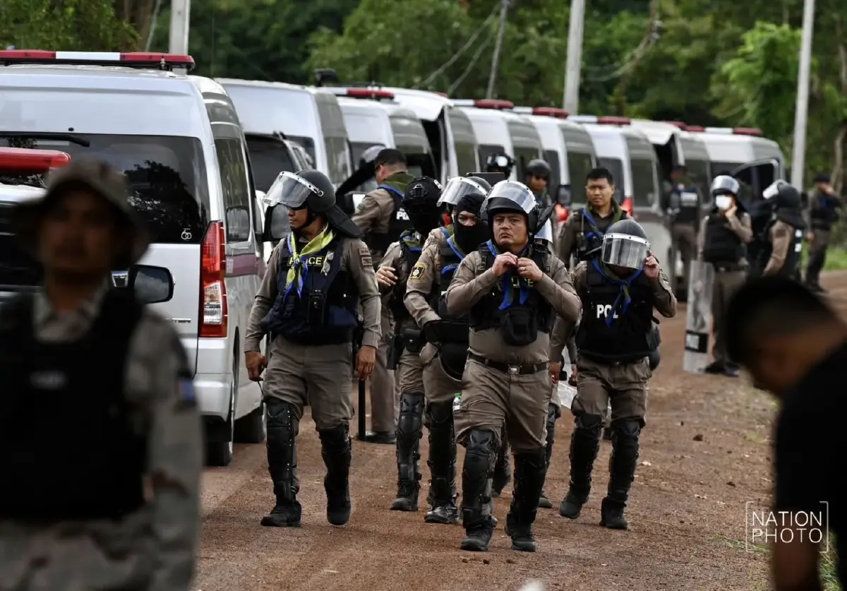 'วีระ' นำทีมเครื่องจักรเข้าพื้นที่ 'บ้านหนองจาน' ตำรวจตรึงกำลัง