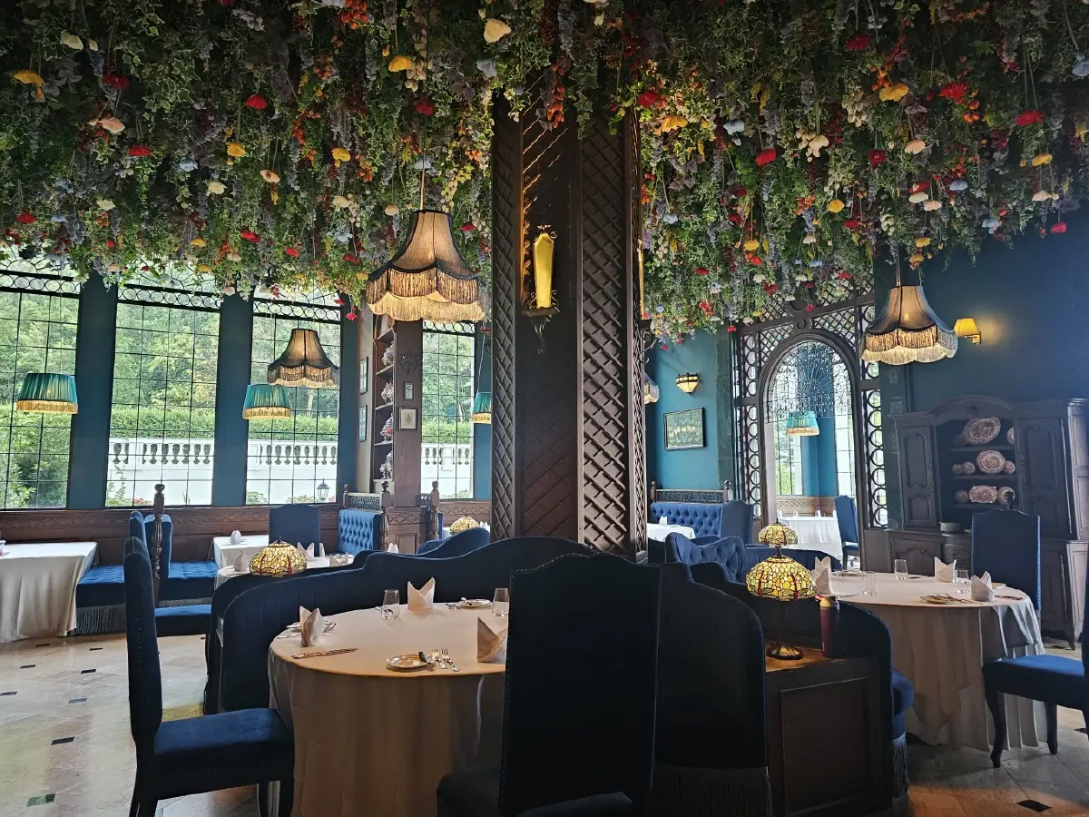 ‘Maison Mystique’ พระราชวัง แห่งจินตนาการ ท่ามกลางขุนเขา