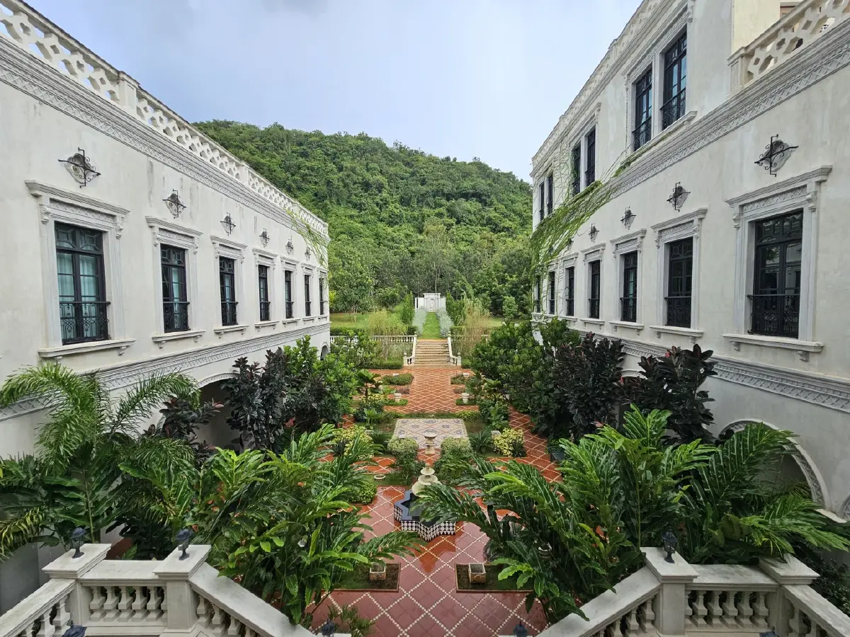 ‘Maison Mystique’ พระราชวัง แห่งจินตนาการ ท่ามกลางขุนเขา