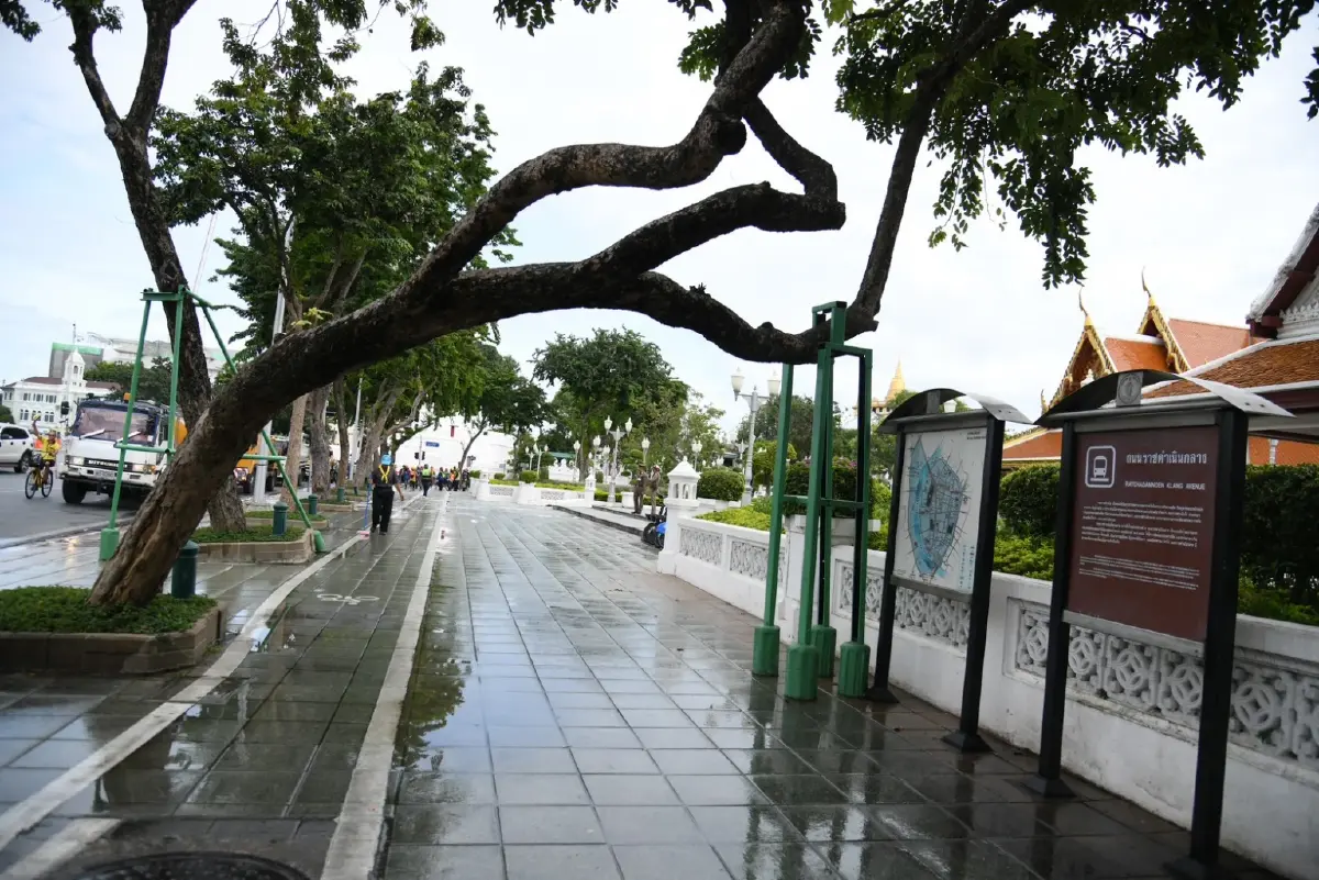 กทม. - จิตอาสา เตรียมความพร้อมเส้นทางเคลื่อนพระบรมศพ 'สมเด็จพระพันปีหลวง'