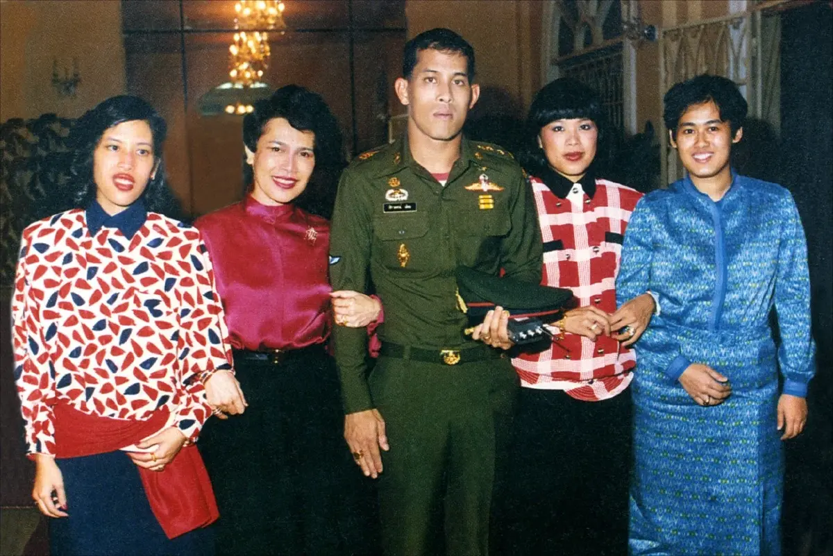 พระราชประวัติ สมเด็จพระนางเจ้าสิริกิติ์ พระบรมราชินีนาถ พระบรมราชชนนีพันปีหลวง