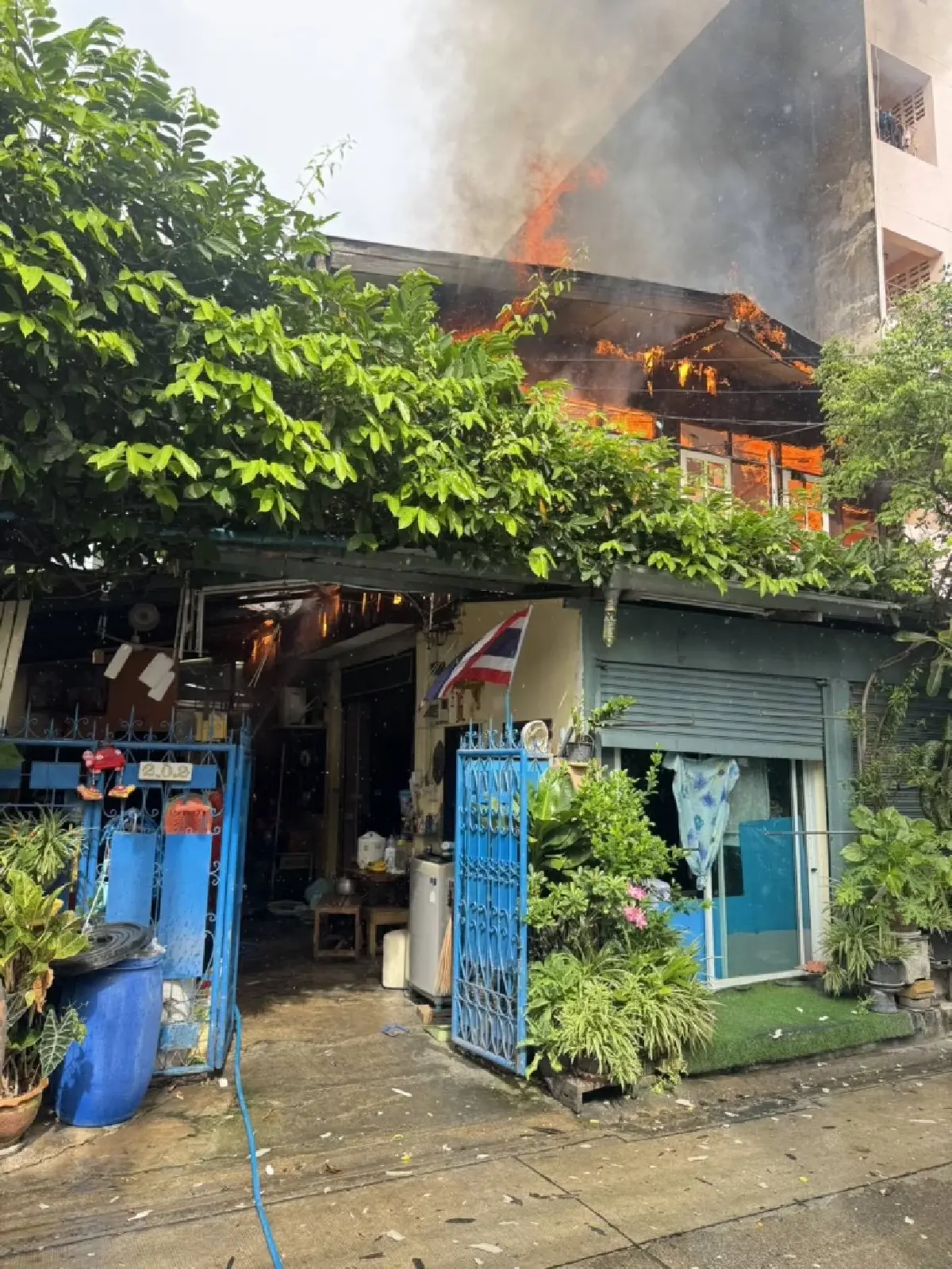 ด่วน ไฟไหม้บ้าน ซอยประชาอุทิศ 14 ห้วยขวาง เร่งระดมฉีดน้ำ ดับเพลิง