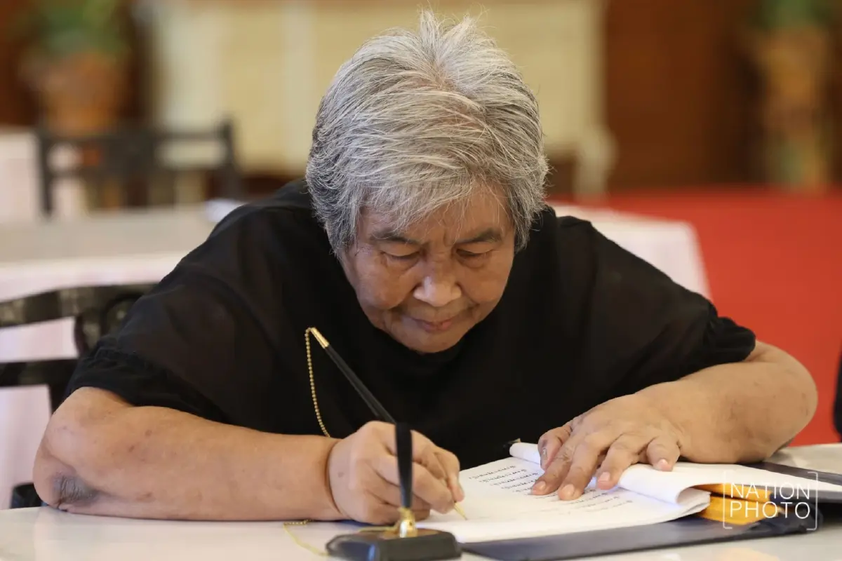 พสกนิกรหลั่งไหล สักการะพระฉายาลักษณ์ สมเด็จพระพันปีหลวง วันที่ 2