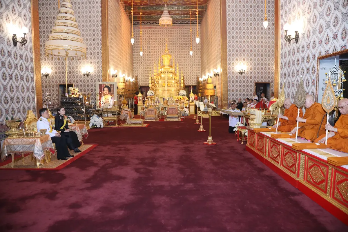 'ในหลวง-พระราชินี' เสด็จฯ เชิญพระบรมศพ 'สมเด็จพระพันปีหลวง'