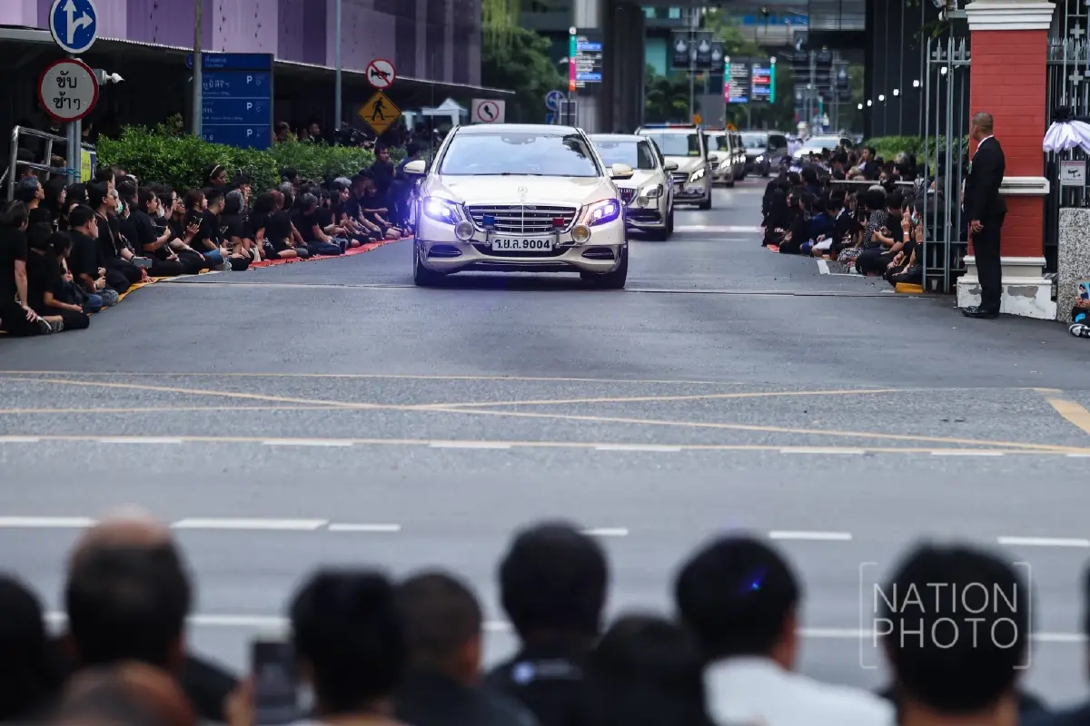 'ในหลวง-พระราชินี' เสด็จฯ เชิญพระบรมศพ 'สมเด็จพระพันปีหลวง'