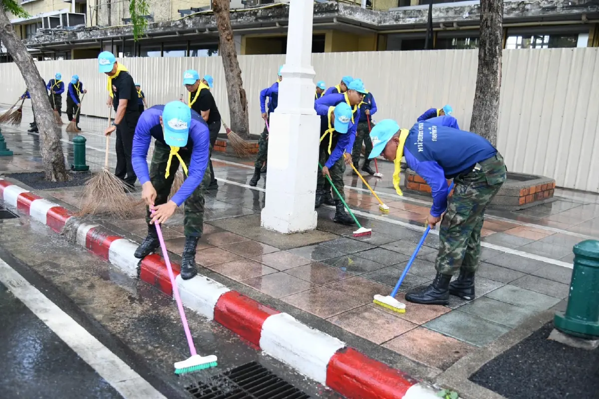 กทม. - จิตอาสา เตรียมความพร้อมเส้นทางเคลื่อนพระบรมศพ 'สมเด็จพระพันปีหลวง'