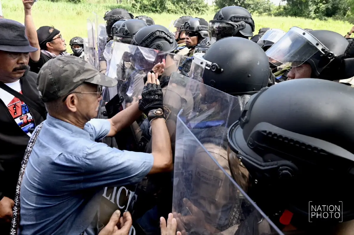 'วีระ' นำมวลชนฝ่าแนวกั้น 3 ชั้น ทวงคืนพื้นที่ไทย เจรจาก่อนปล่อยตัว