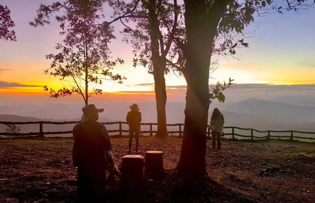 "ยอดภูเรือ" คึกคัก นักท่องเที่ยวแห่ชมแสงแรก ท่ามกลางอากาศหนาวเย็น