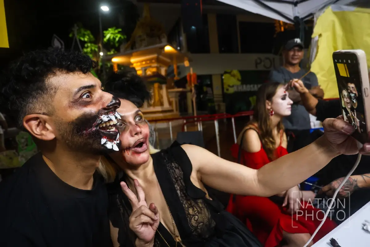 สุดหลอน ฮาโลวีนถนนข้าวสาร นักท่องเที่ยวคึกคัก แม้งดพาเหรด-ลดเสียงเพลง