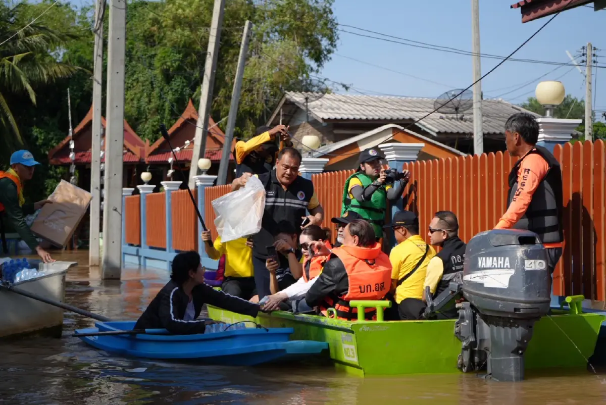 "กอ.รมน. - มวลชนภาคี"  ช่วยผู้ประสบภัยน้ำท่วมชาวบางบาล