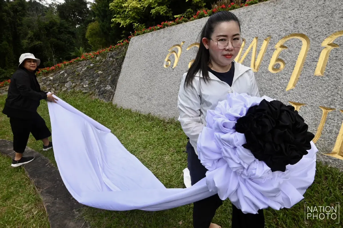 สวนพฤกษศาสตร์สมเด็จพระนางเจ้าสิริกิติ์ ประดับผ้าขาว-ดำ แสดงความอาลัย พระพันปีหลวง
