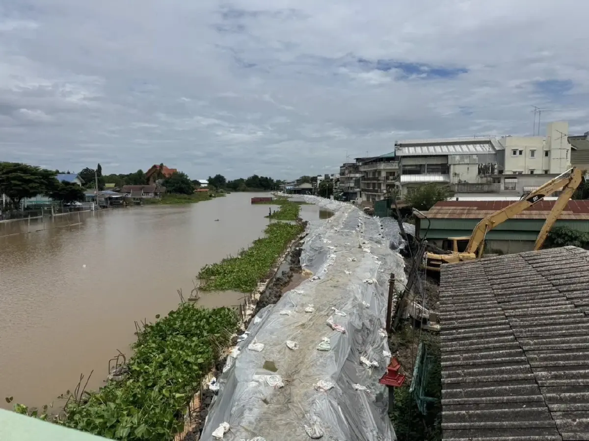 กรมโยธาฯ เสริมคันดินชั่วคราว กู้ 'น้ำท่วมเสนา' ช่วย 9 พันครัวเรือน