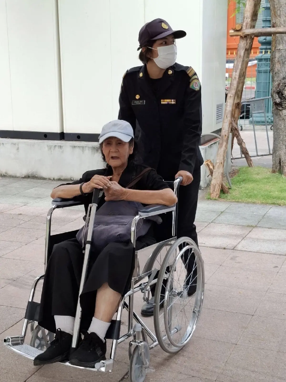 ประชาชนทยอย ถวายสักการะพระบรมศพ พระพันปีหลวง ในพระบรมมหาราชวัง