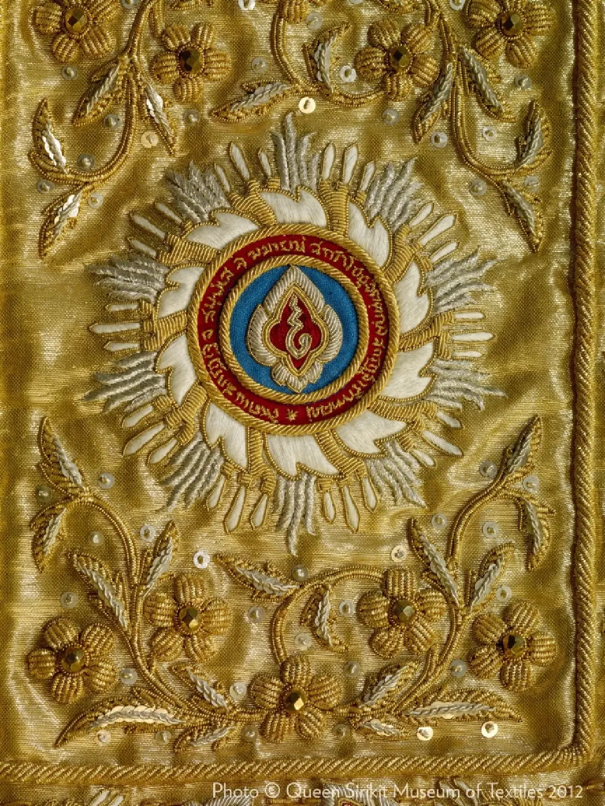 สะพักมหาจักรี ความสำคัญ "ฉลองพระองค์" ในพระฉายาลักษณ์สมเด็จพระพันปีหลวง