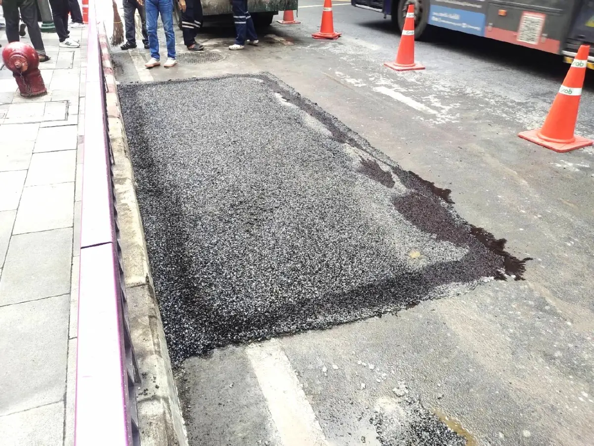 ซ่อมเสร็จแล้ว "หลุมยุบ" ถนนพระราม 1 หน้า รพ.ตำรวจ รถสัญจรได้ตามปกติ