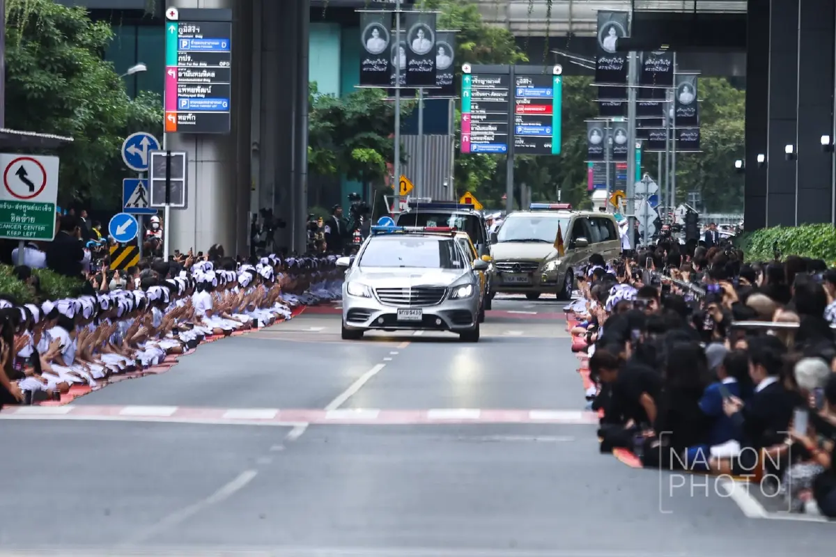 'ในหลวง-พระราชินี' เสด็จฯ เชิญพระบรมศพ 'สมเด็จพระพันปีหลวง'
