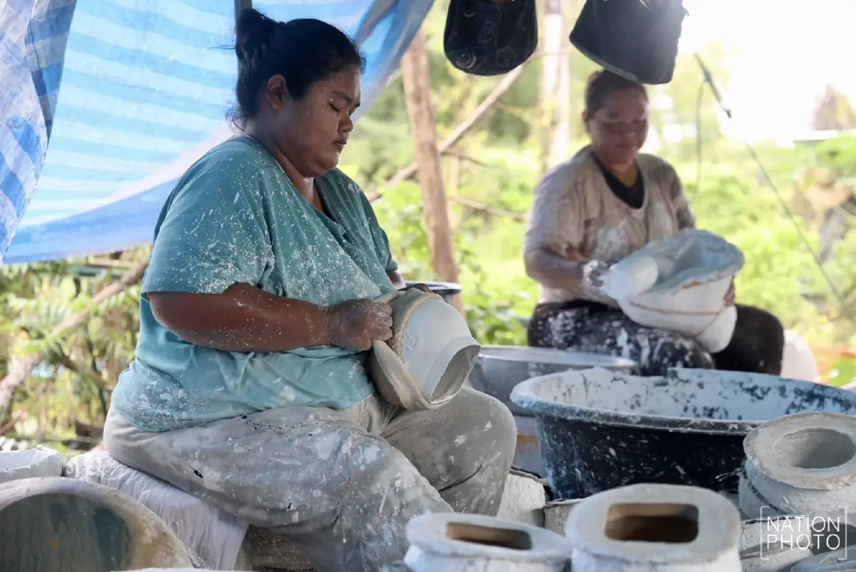 กระทบหนัก น้ำท่วม บ้านจิกสามร้อย จ.พิจิตร แหล่งผลิตกระปุกออมสินรายใหญ่