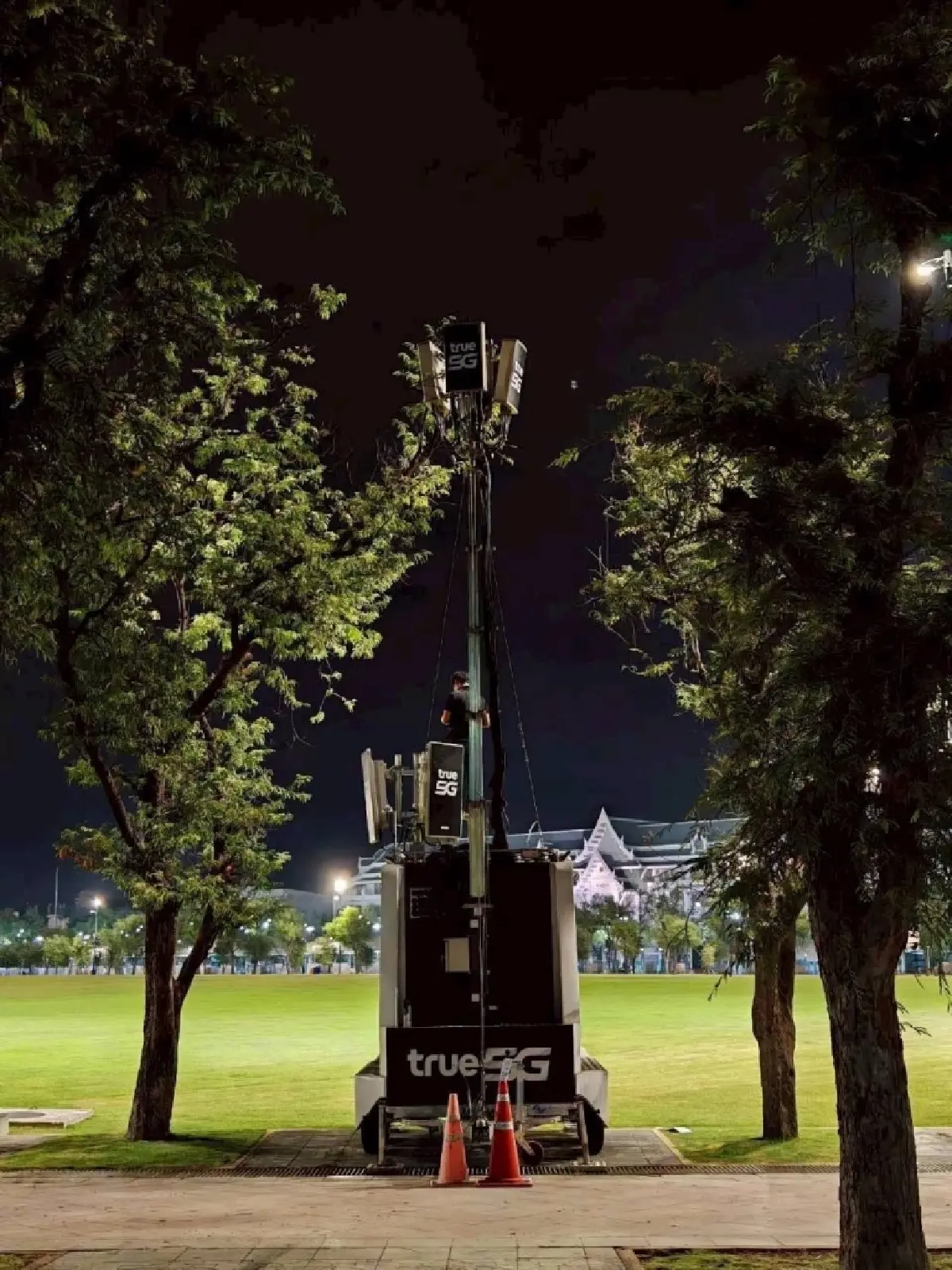 ทรู ขยายสัญญาณ 5G, 4G และ WiFi รับรอง ปชช. ที่เดินทางไปแสดงความอาลัยถวาย พระพันปีหลวง