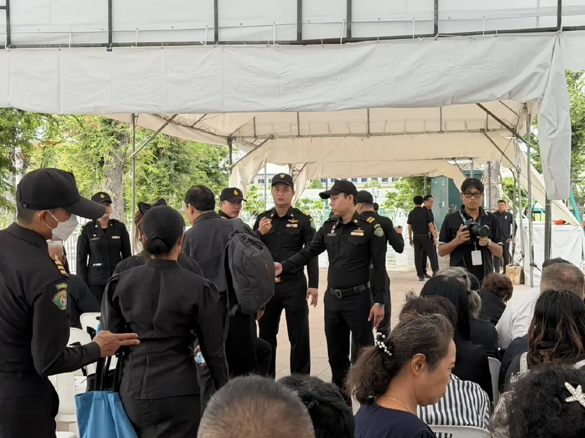 ประชาชนทยอย ถวายสักการะพระบรมศพ พระพันปีหลวง ในพระบรมมหาราชวัง