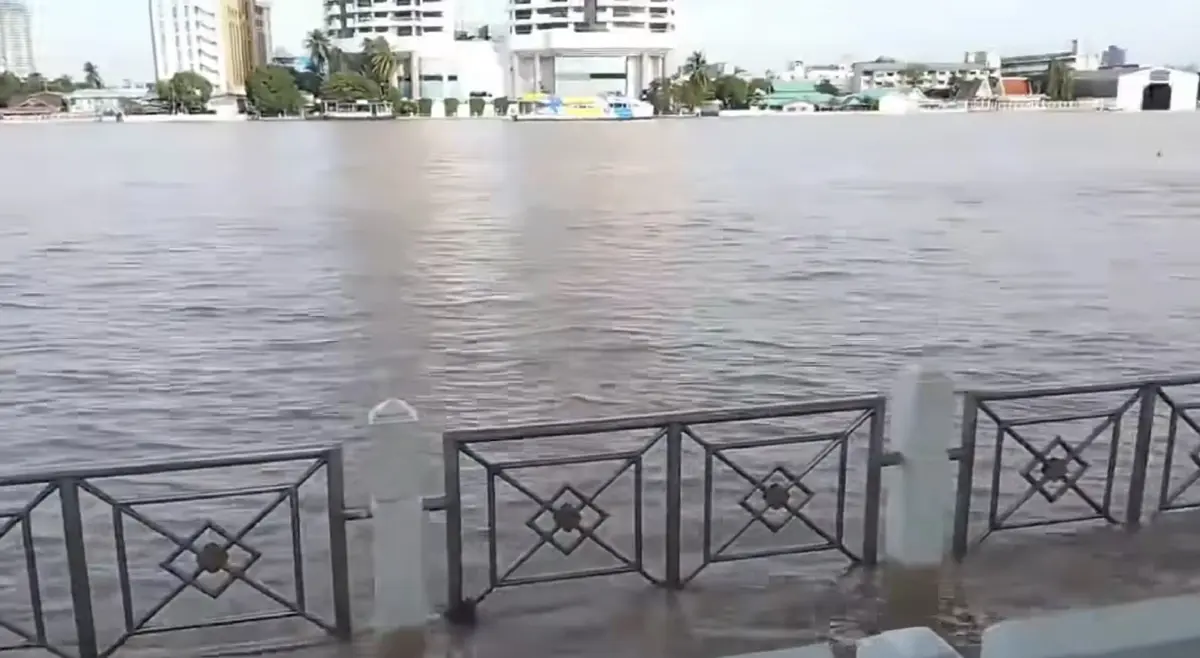 เฝ้าระวัง 'น้ำทะเลหนุนสูง' แม่น้ำเจ้าพระยาสูงมาก ล้นทางเดินแล้ว
