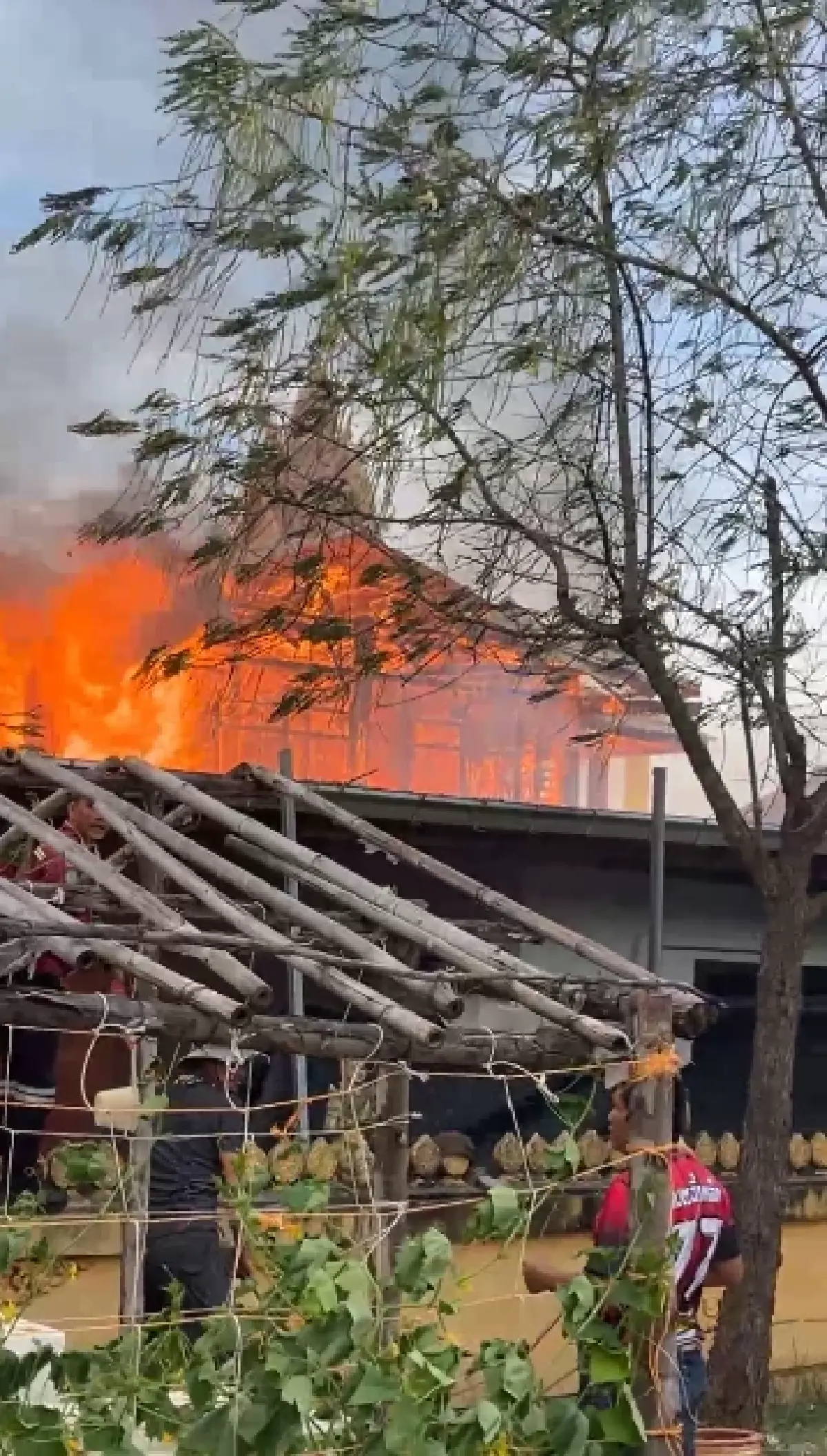 ระทึก ไฟไหม้วัดดัง ร้อยเอ็ด จนท.เร่งระดมฉีดน้ำควบคุมเพลิงไหม้