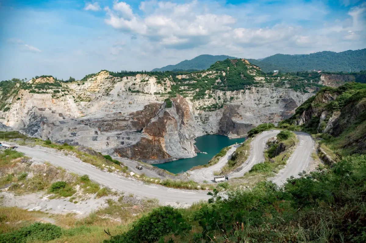 รมช.อุตฯ ตรวจเหมืองเขาเชิงเทียน คุมเสถียรภาพซัพพลายหินก่อสร้างป้อน EEC