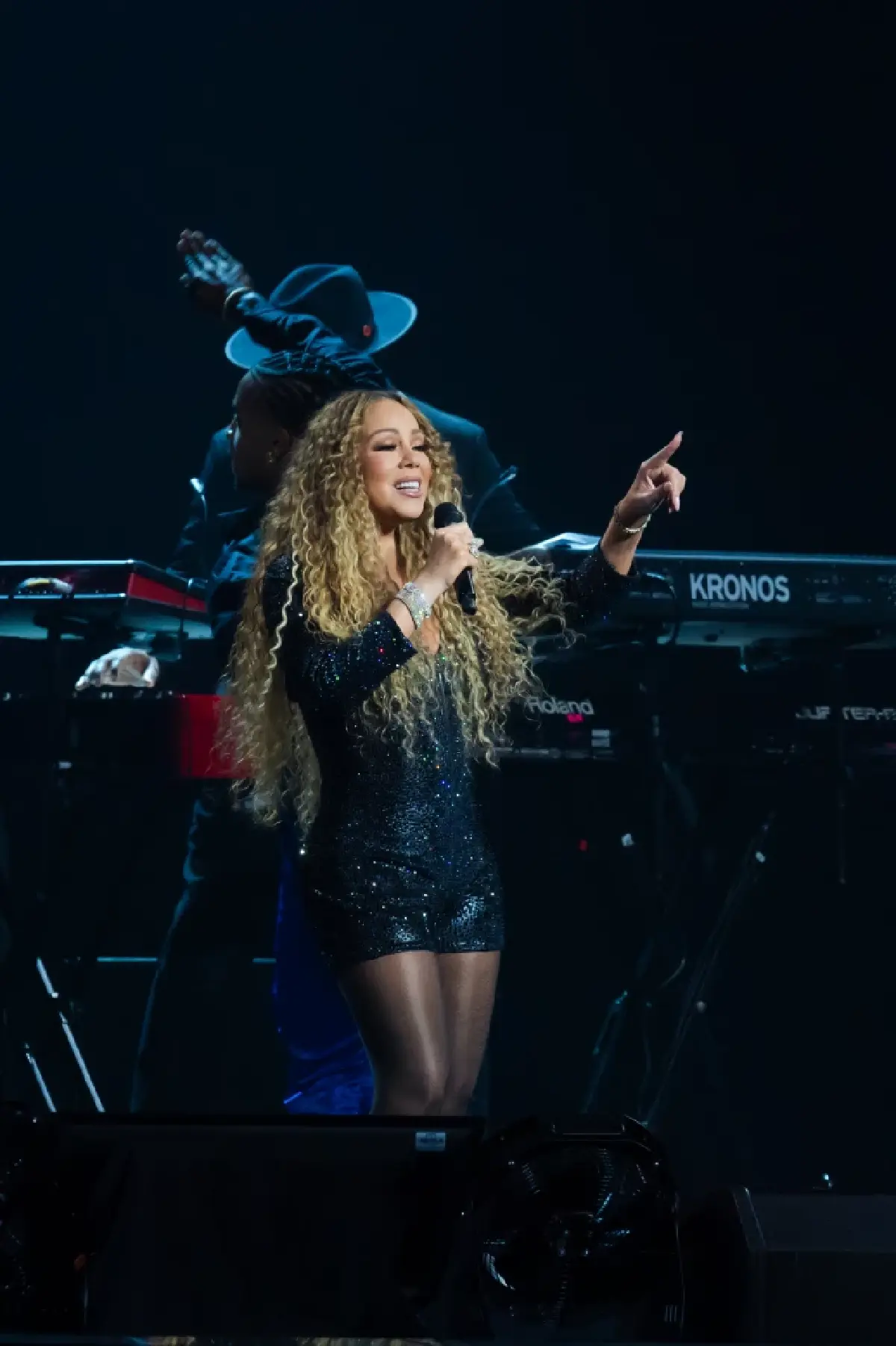 เจ้าฟ้าสิริวัณณวรีทรงออกแบบชุด มารายห์ แครี่ ขึ้นแสดงคอนเสิร์ต