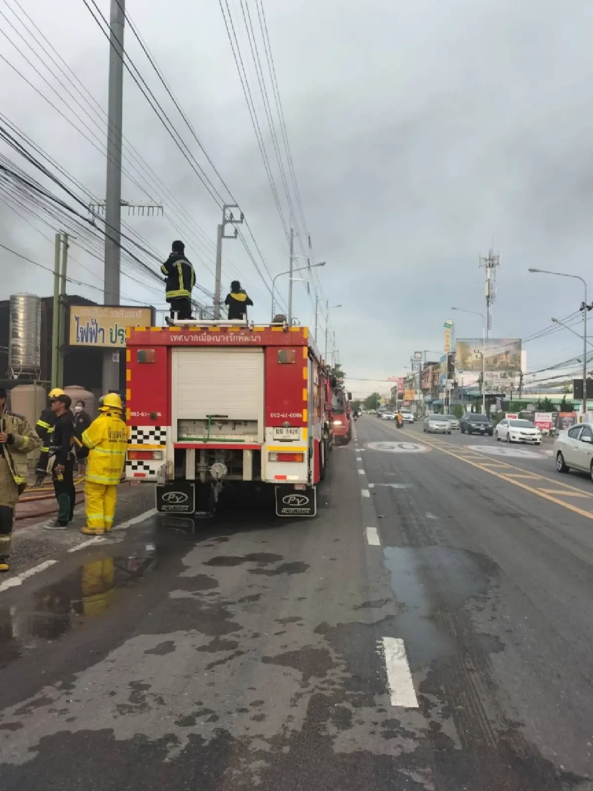 ด่วน ไฟไหม้อาคารพาณิชย์ ใกล้ปั๊มน้ำมัน ซอยวัดลาดปลาดุก นนทบุรี